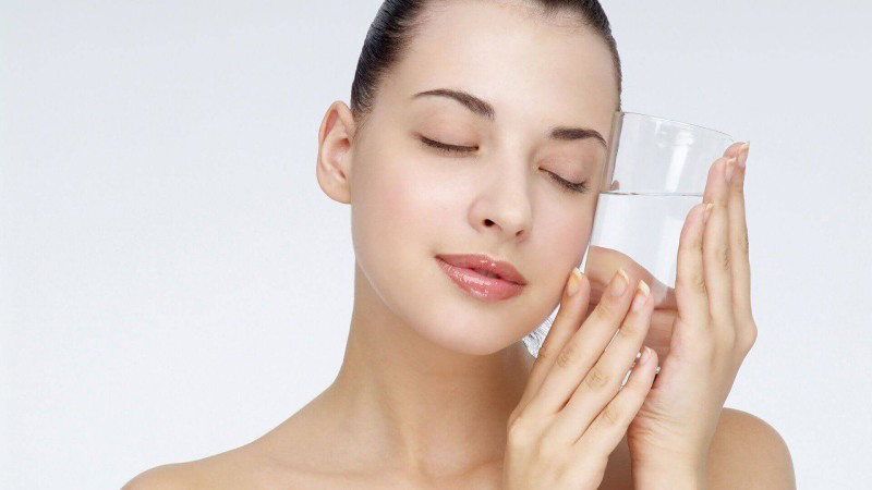 Nước ấm giúp dưỡng ẩm cho da