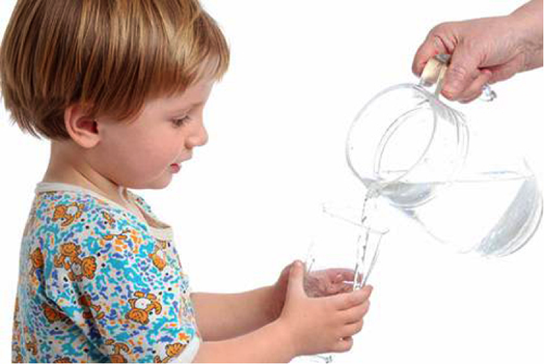 Khi nào cho trẻ uống nước khoáng