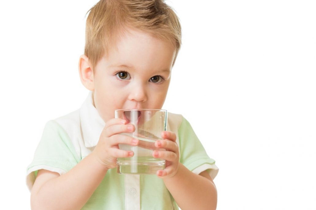 Nên dùng nước khoáng cho bé khi nào tốt nhất