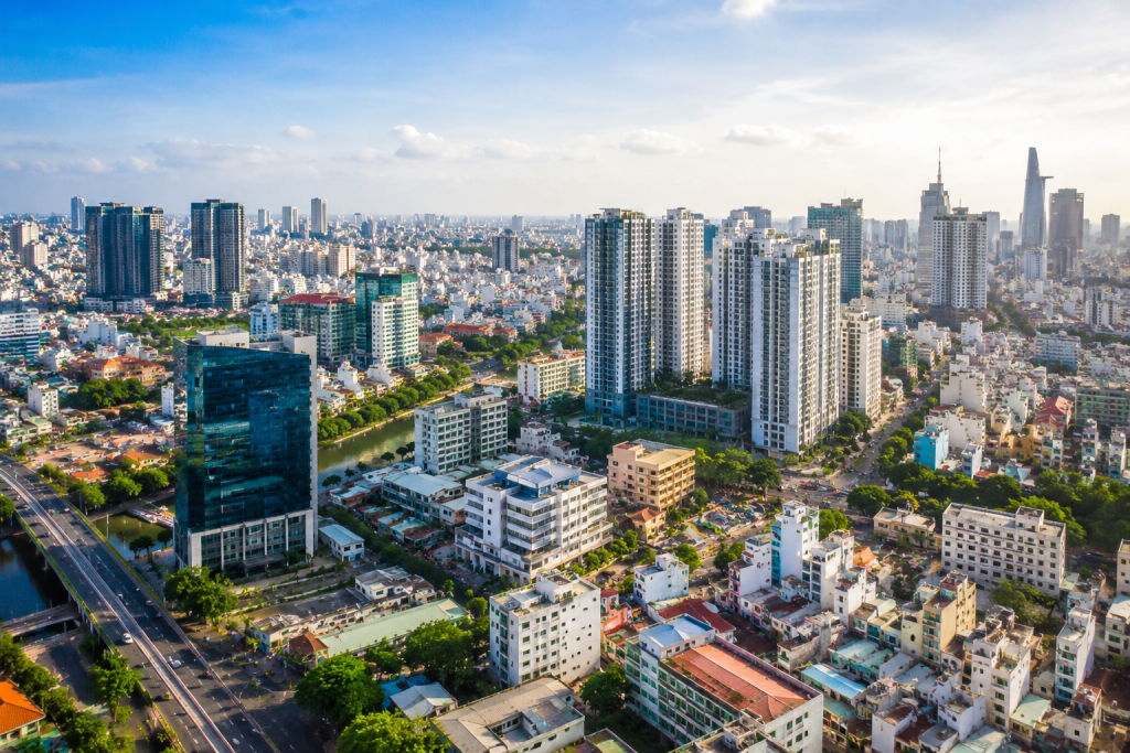 Nhu cầu sử dụng nước uống đóng bình tại Phường Bình Phú ngày càng tăng.
